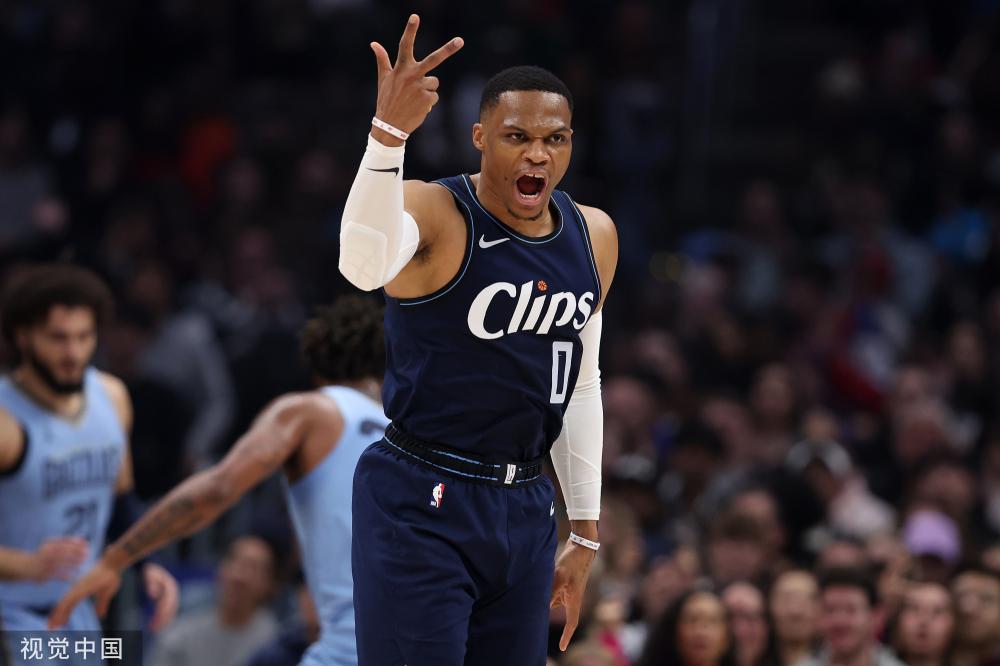 同时他也充 同时他也充